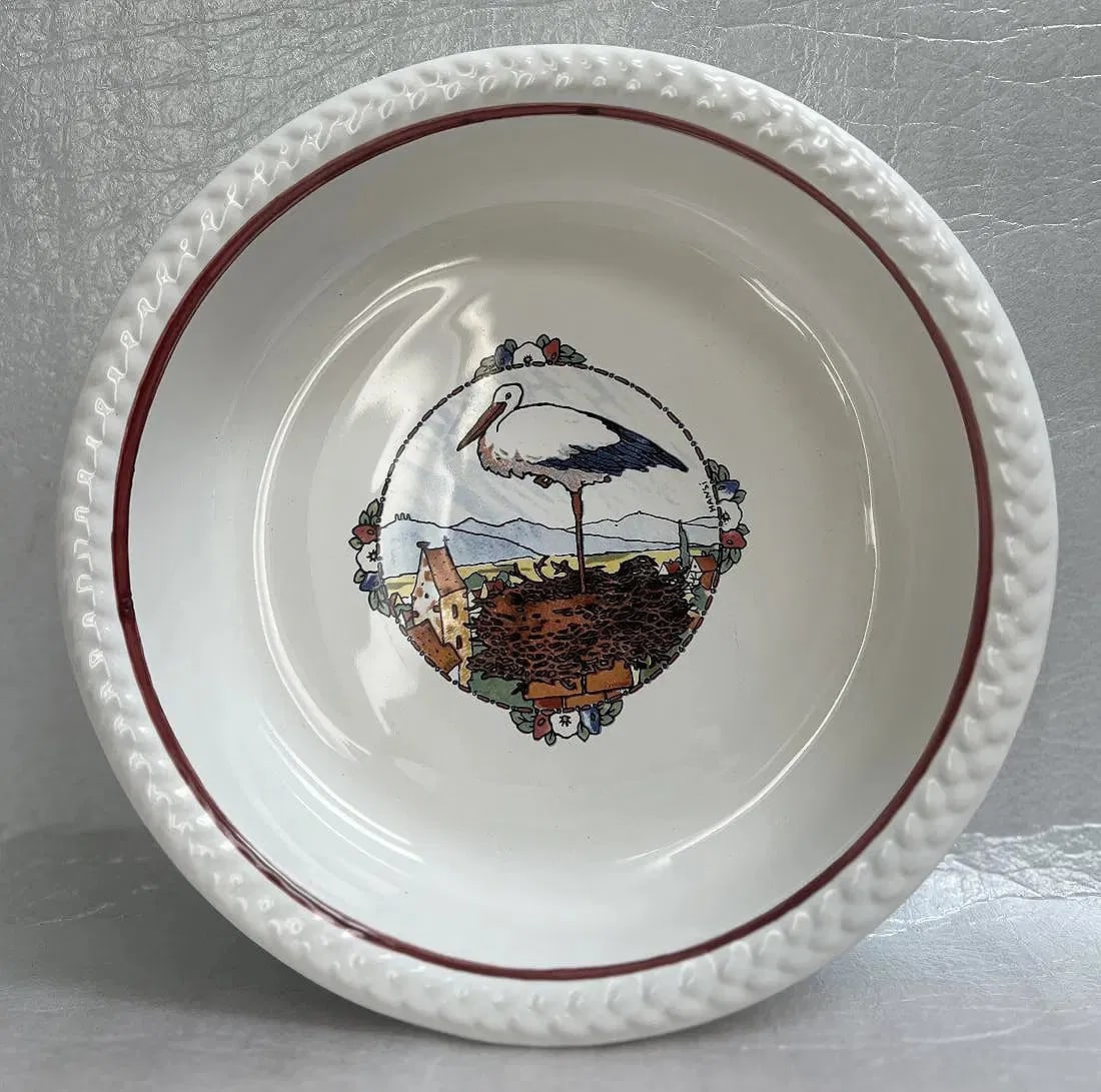 "HANSI" Large Round Ceramic Serving Dish 10.75" R 2.5" D: Add a touch of elegance to your dining table with this beautiful "HANSI" serving dish. Made from high-quality ceramic, this round dish measures 10.75 inches in diameter and 2.5 inches in depth, making