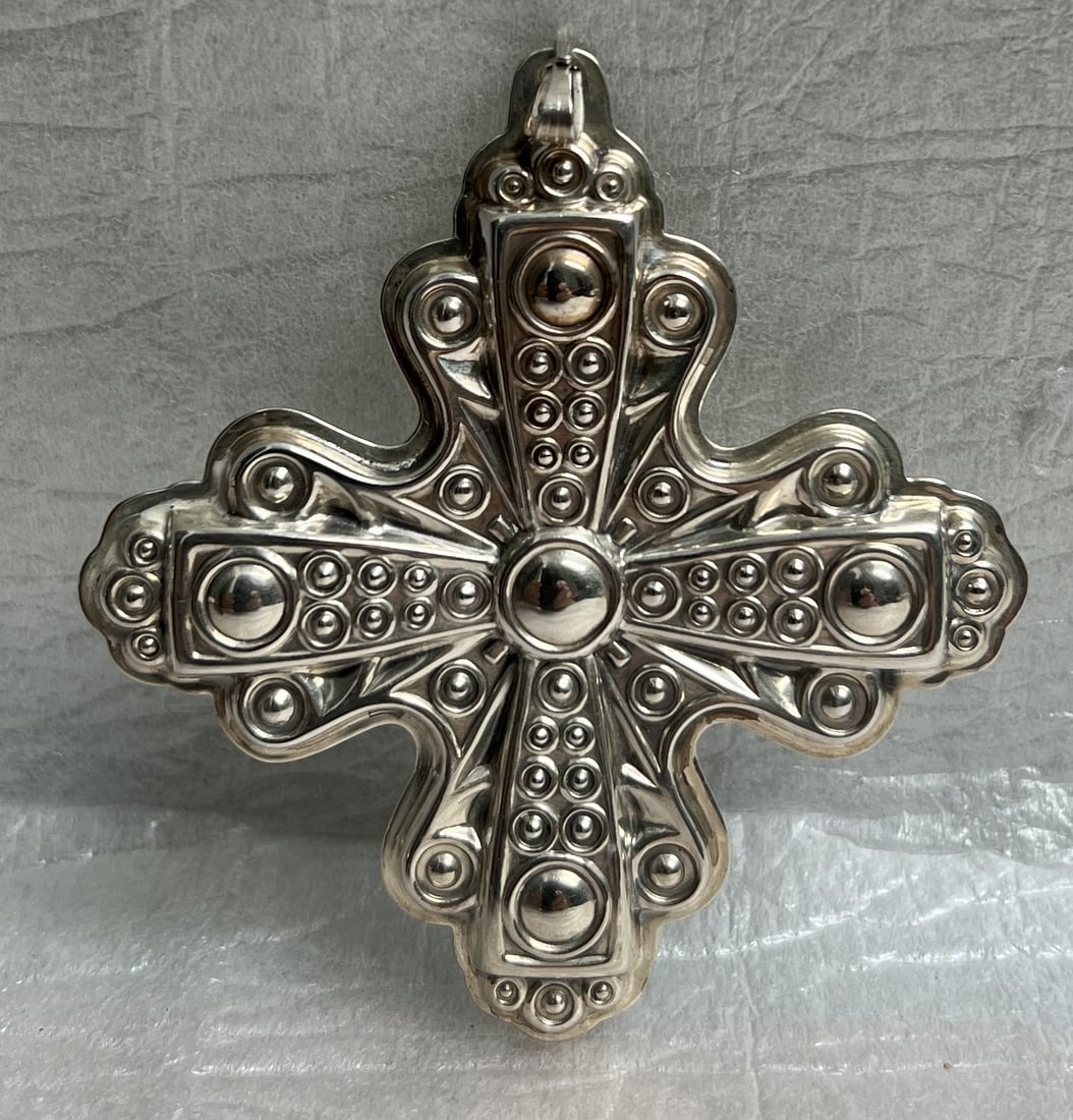 Reed and Barton Sterling Silver Christmas Ornament .63 oz: This item is a vintage 1972 Reed & Barton Annual Christmas Cross sterling silver ornament. DescriptionThis cross is the second edition in Reed & Barton's annual series of sterling silver Christmas orn