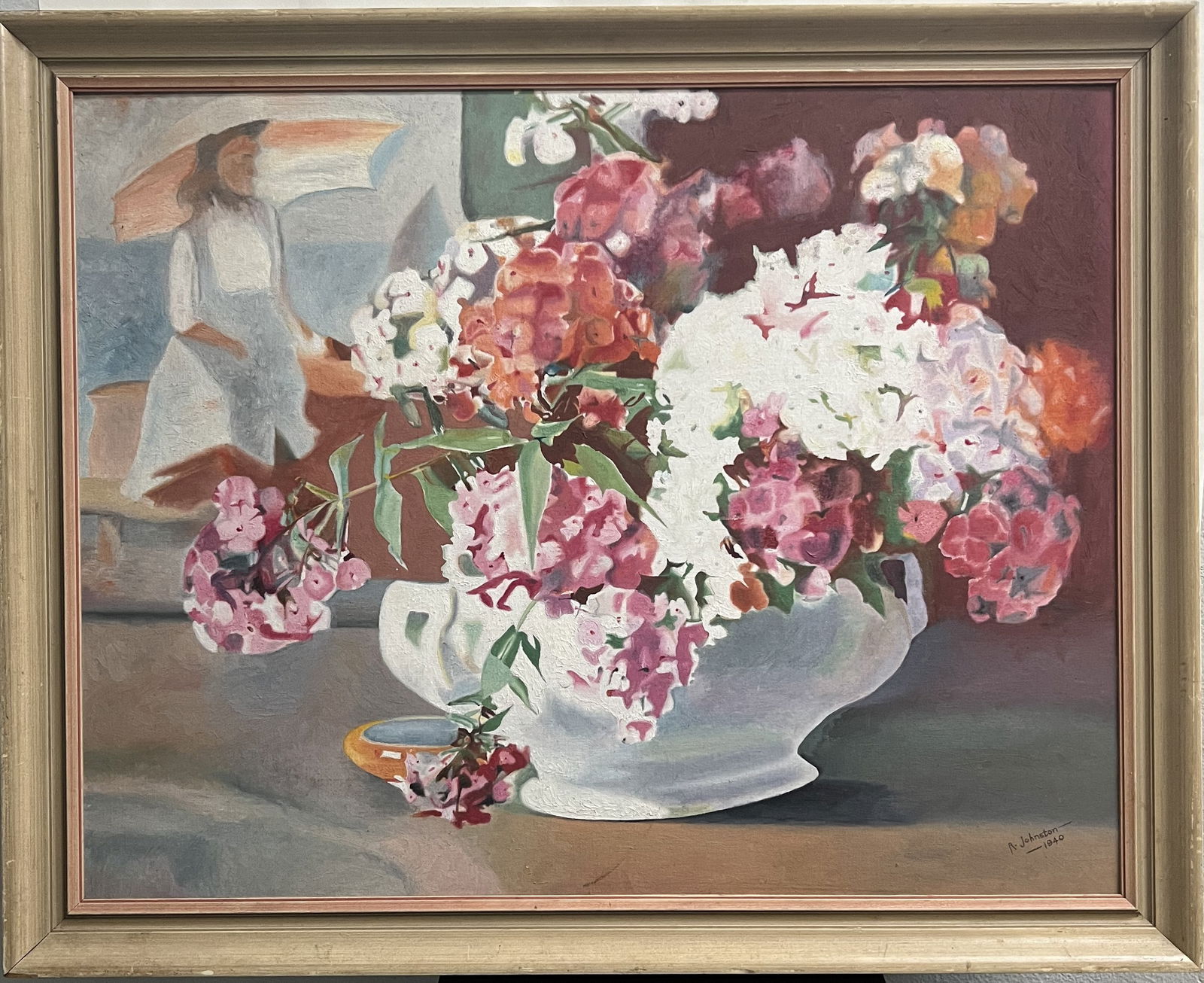 Original 1940 R. Johnston Oil on Board – Modernist Floral Still Life with Impressionist Figure: Composition: This unique piece features a lush, overflowing arrangement of pink and white flowers (resembling phlox or hydrangeas) in a white ceramic pedestal bowl. In a clever "painting within a pain