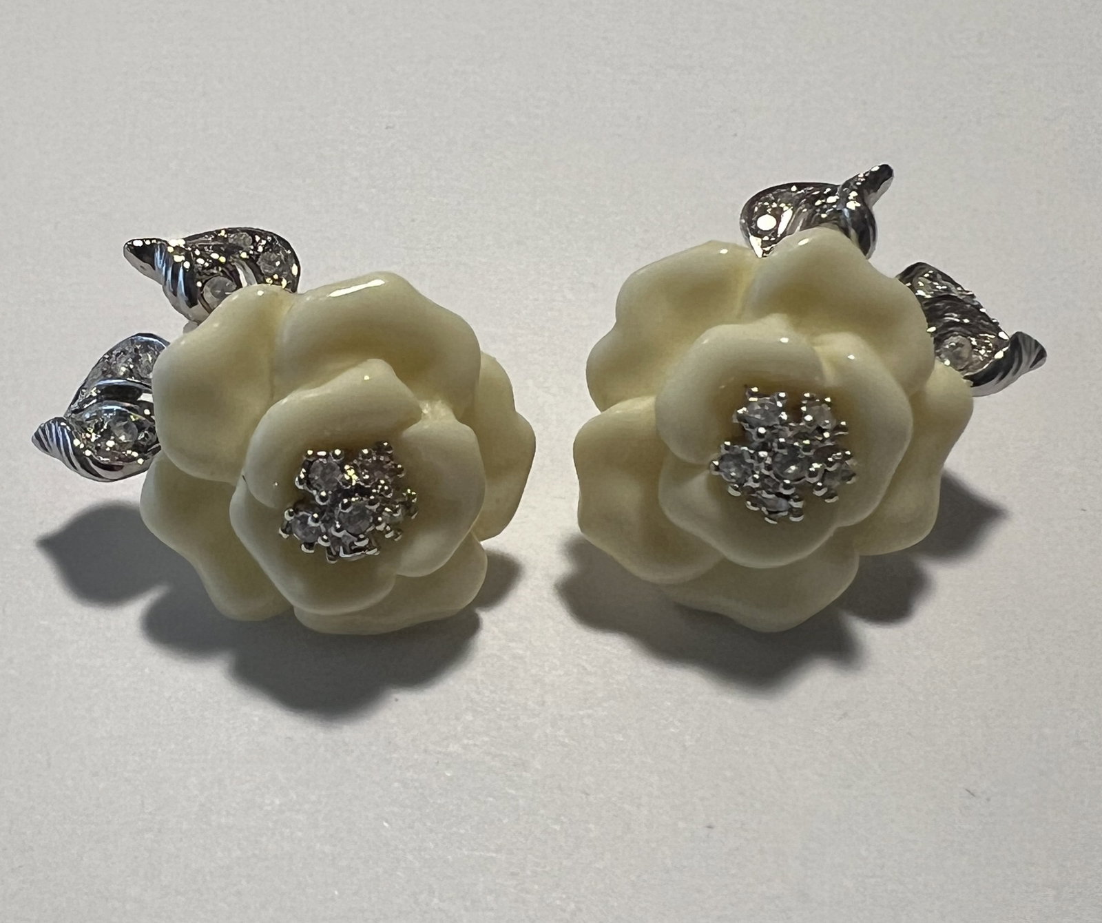 Vintage Nolan Miller Lara Camellia Rose Clip On Earrings Cream Lucite Rhinestone Silver Tone (1 of 3)