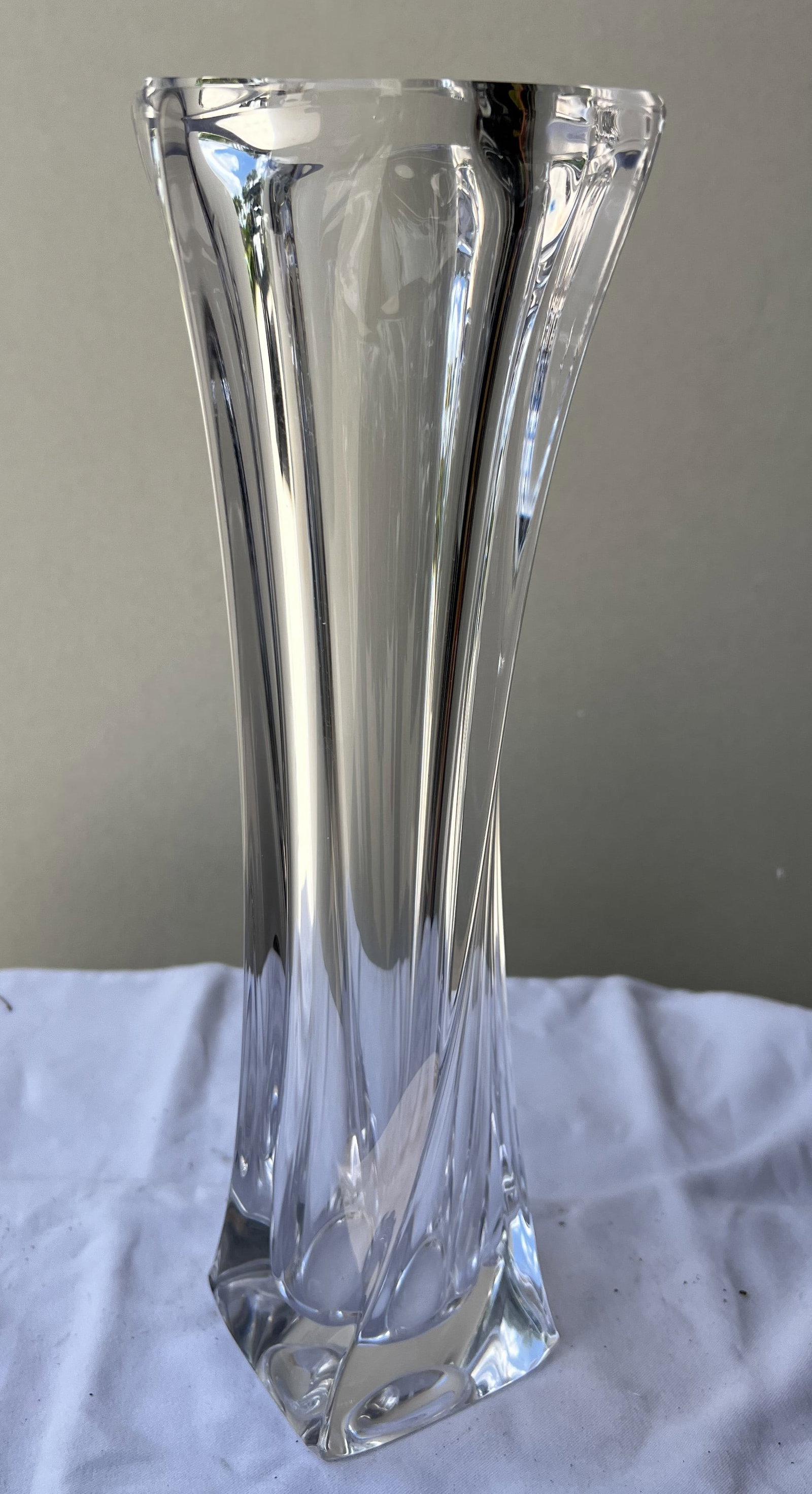 Vintage Cofrac Art Vannes France Twisted Crystal Bud Vase: this is an elegant, heavy mid-century modern lead crystal vase featuring a dramatic twisted, organic silhouette. The design transitions from a heavy, square-shaped base up into a softly flared, circul