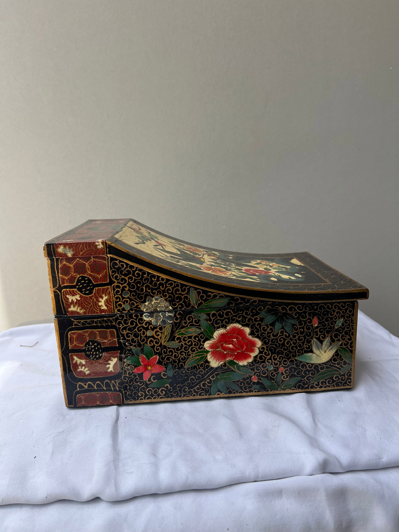 Vintage Chinoiserie Lacquered Keepsake Box with Contoured Sloped Lid: This is a vintage, Asian-inspired decorative storage box featuring an elegant, sloped and contoured lid. The exterior is adorned with intricate hand-painted or lacquered motifs, including birds perche