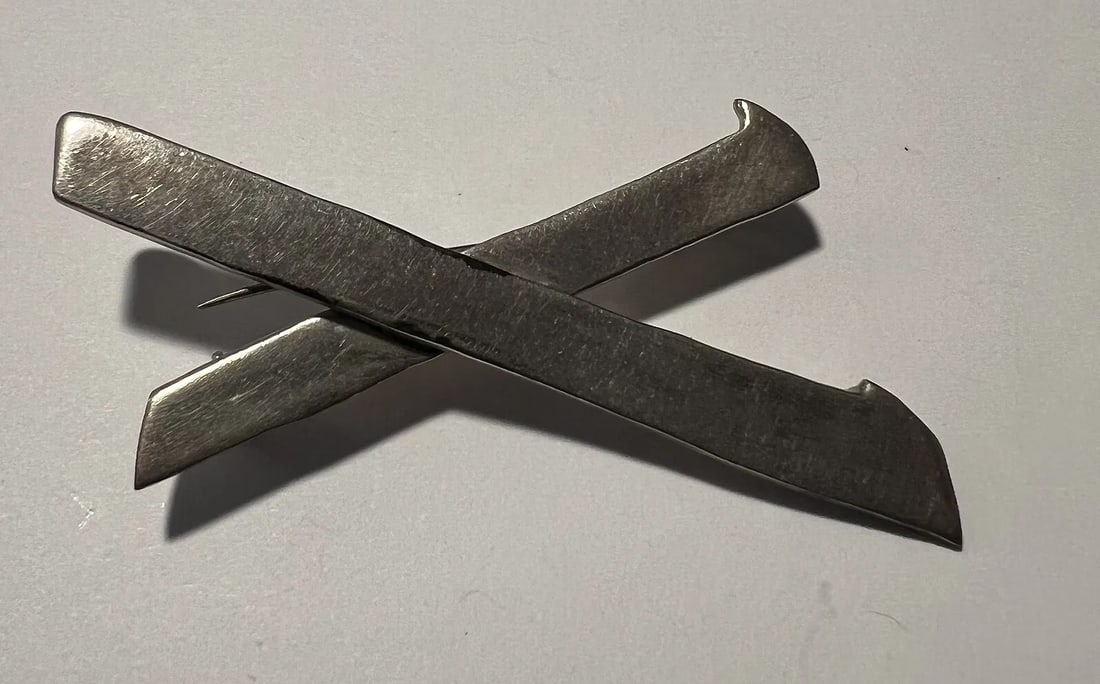 Vintage Taxco Mexican Sterling Silver Modernist X Brooch Pendant TA-111 925: Aesthetics: This is a minimalist, mid-century modern style sterling silver brooch consisting of two overlapping, slightly curved silver bars that form an asymmetric "X" shape lines with unique notched