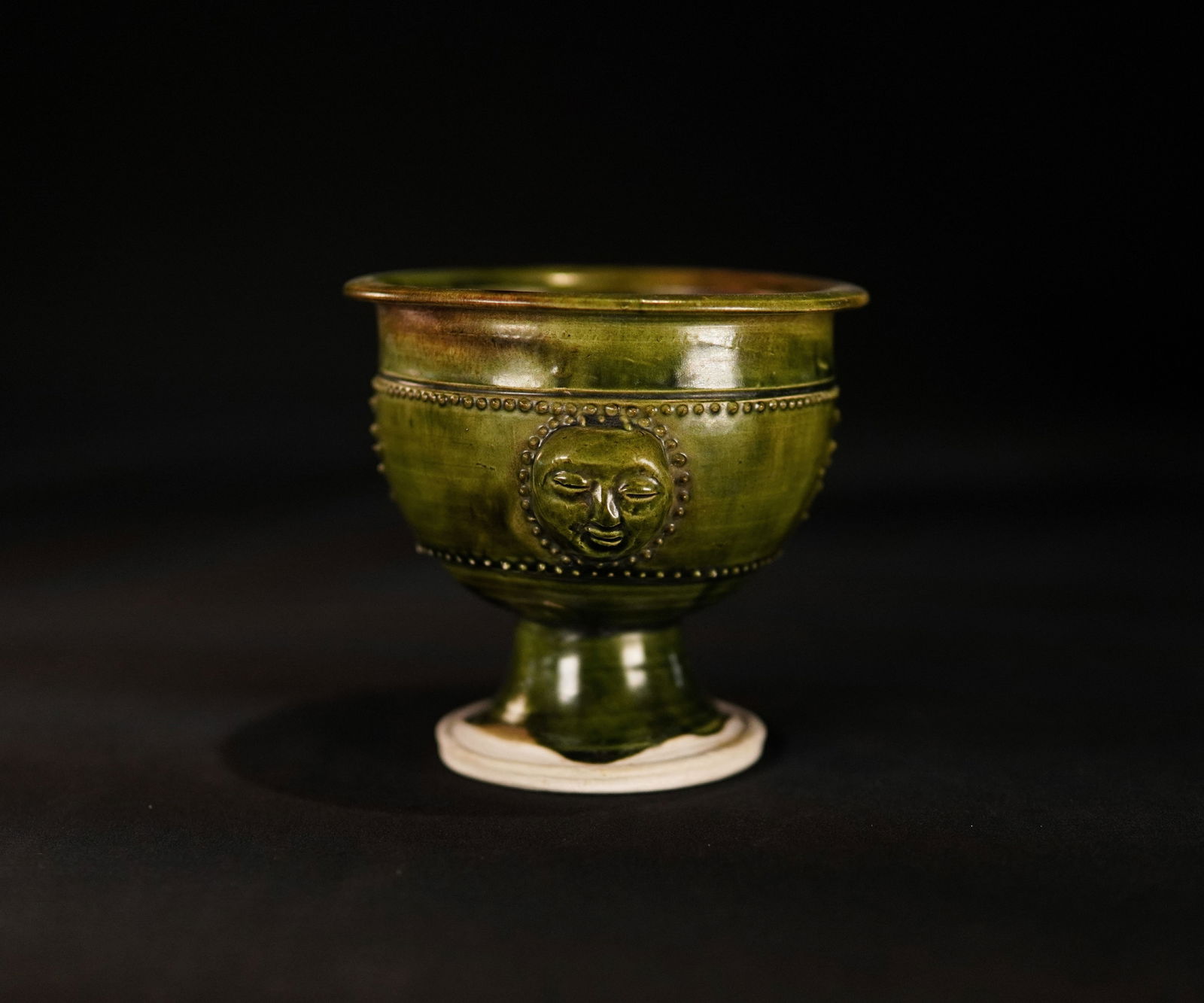 green glaze human face pattern tall foot cup: Source: British antique dealer George Eumorfopoulos Old CollectionHeight: 11.4cmDiameter: 11.6cmThis tall cup is also called the horse cup, which is the same as the tall bowl, with a bowl shape on the