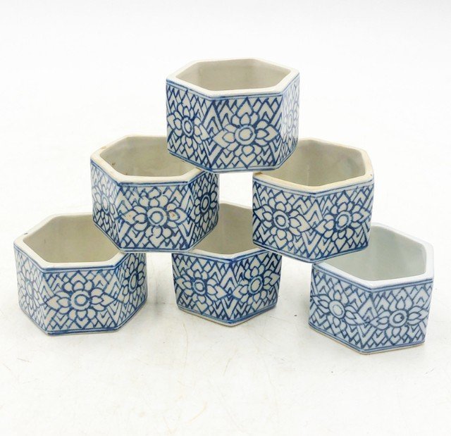 Blue and White Porcelain Napkin Rings, Box set of 6. (1 of 3)