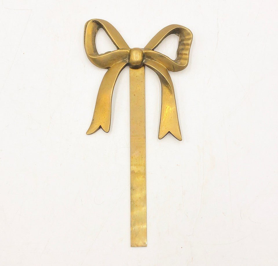 Solid brass 80s vintage wall mounted decorative bow (1 of 1)