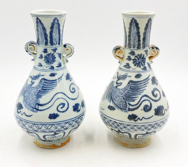 Pair of Chinese export blue & white vases. (1 of 8)