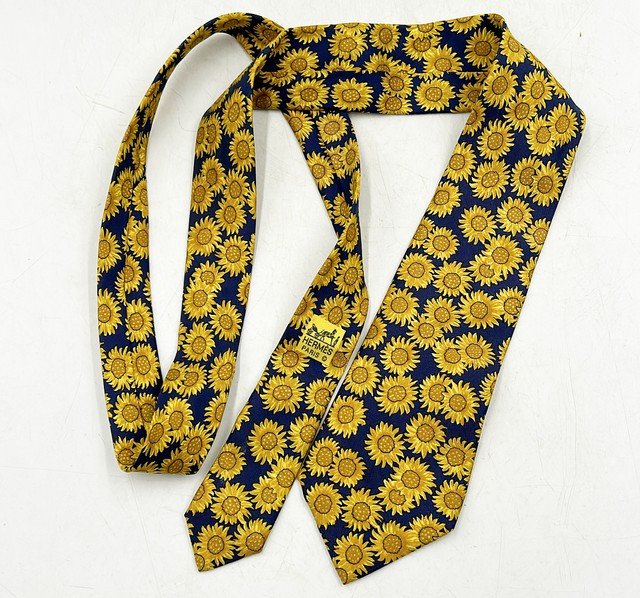 Vintage 80s Hermes Paris 100% silk tie.: Vintage 80s Hermes Paris 100% silk tie. Made in France #7287 EA 100% SOIE. NAVY BLUE background with YELLOW SUNFLOWERS motif style pattern. All labels in tact. 58.5Ó long x 3.25Ó wide