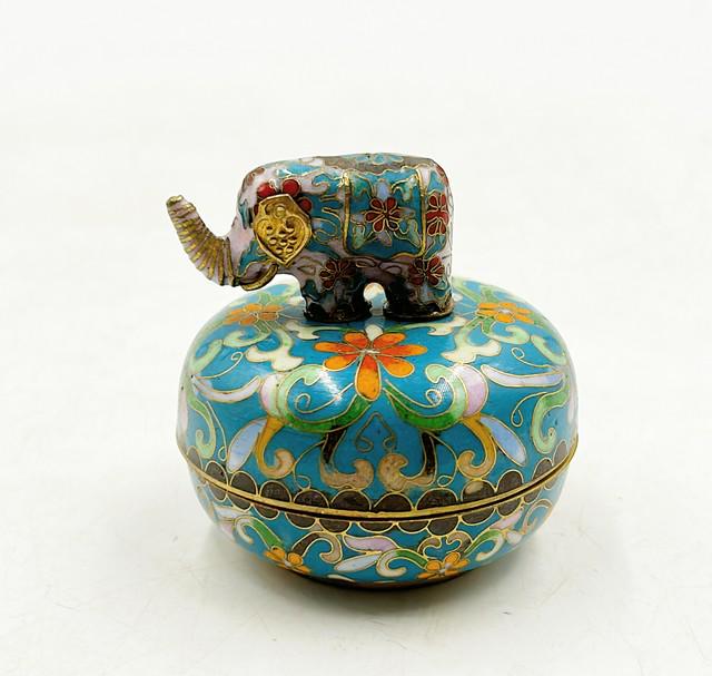 Cloisonne round box with elephant top lid. (1 of 3)
