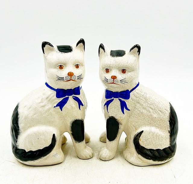 Pair of adorable Staffordshire kitties left and right facing. (1 of 1)