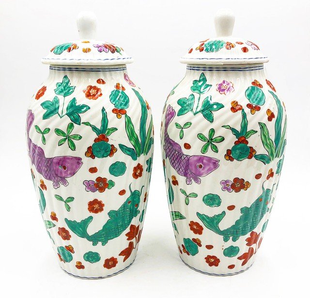 Auction Beautiful vintage pair of chinoiserie decorative vases with lids. (1 of 1)