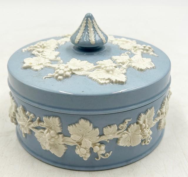 Wedgwood round blue queens ware vanity box with lid. (1 of 2)