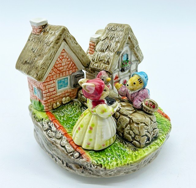 Music box that turns around when wound up: Music box that turns around when wound up. Single piece - no lid. Glazed ceramic finish - plates â€œ The Way We Were” made by Otagiri. Approx 5” tall x 5” x 4.5”