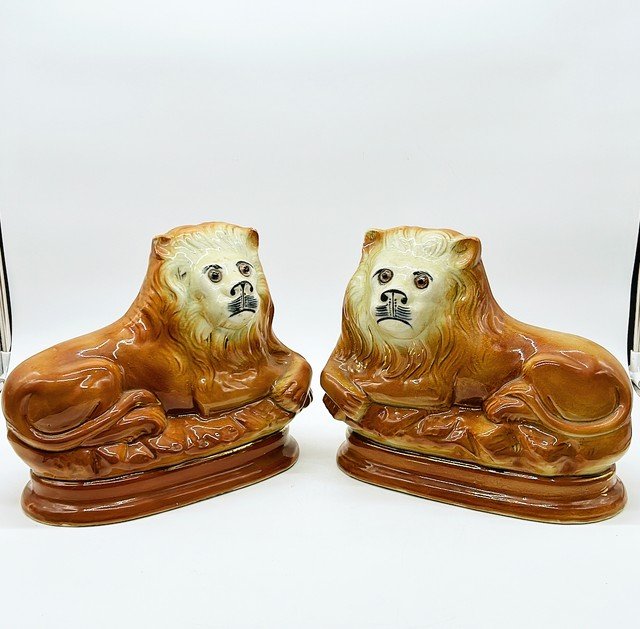 Antique pair of late 19th century lion Staffordshire lions / hand painted earthenware with glass eye (1 of 8)