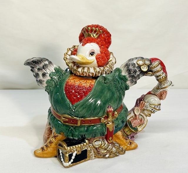 Vintage stamped Fitz & Floyd teapot with top lid. 2 nicks as shown. Hand painted glazed ceramic. 9.5 (1 of 4)