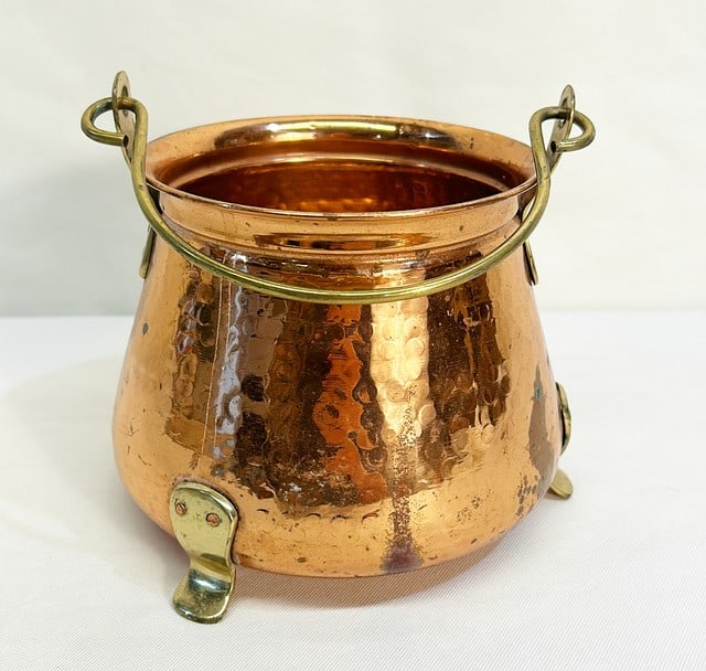 Vintage copper footed pot. (1 of 2)
