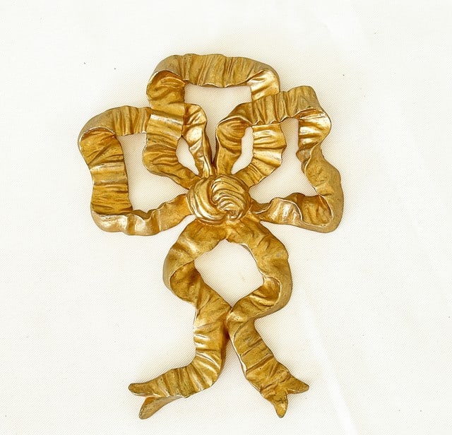 Vintage wall mount decorative bow in a gold gilded style finish. Approx 8.5 tall x 6 wide. (1 of 2)