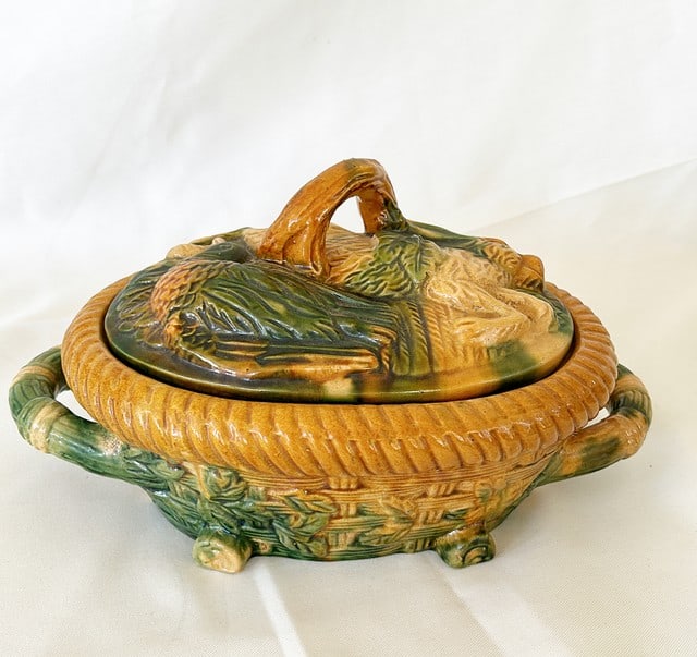 Vintage majolica style oval tureen with lid. (1 of 5)