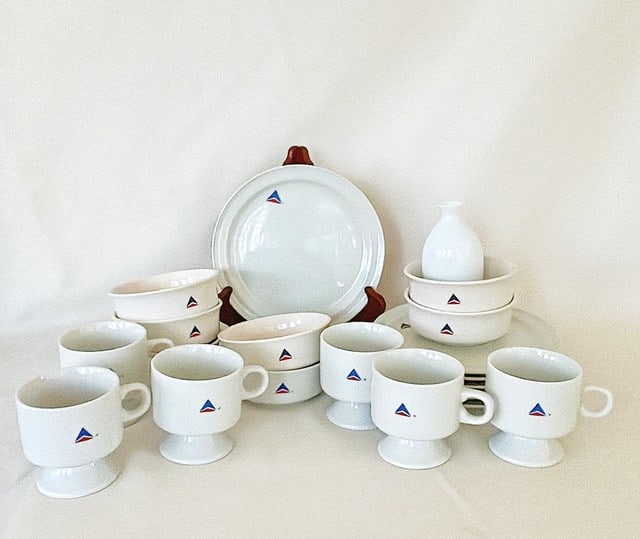 Rare vintage 1970s DELTA AIRLINES serving dinner ware. (1 of 9)