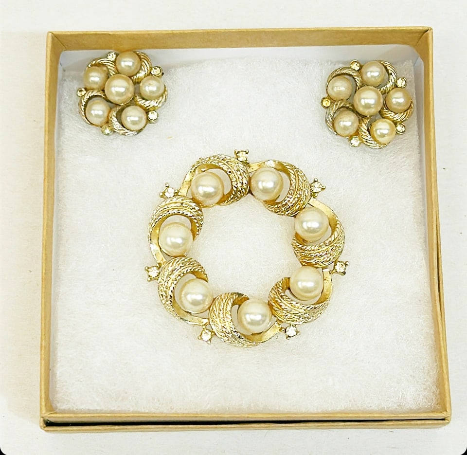 1960s signed Lisner brooch & clip on earring set. (1 of 6)