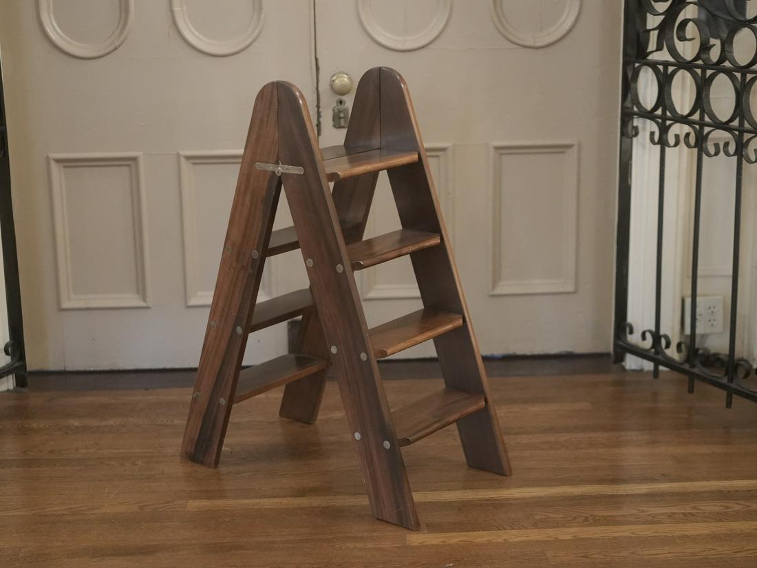 Wooden four step collapsable library ladder: Wooden four-step collapsable library ladder