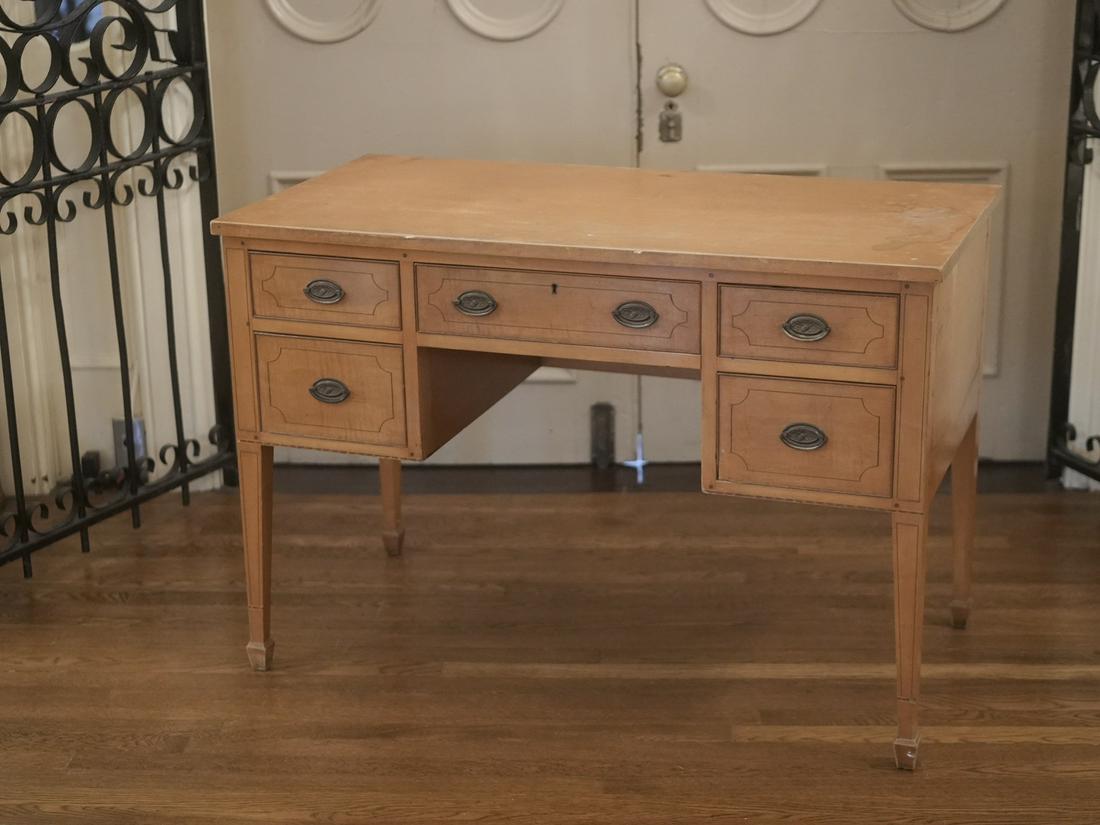 Dressing table with line inlay (1 of 10)