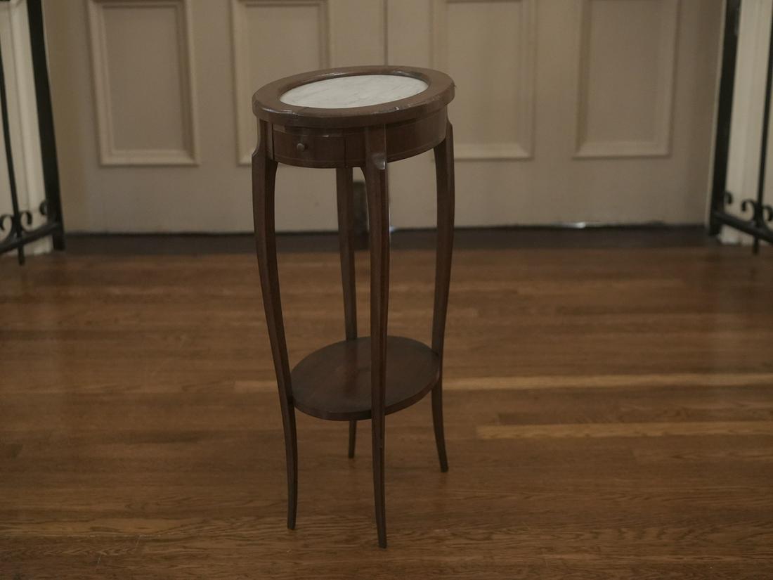 Small oval Victorian side table (1 of 8)