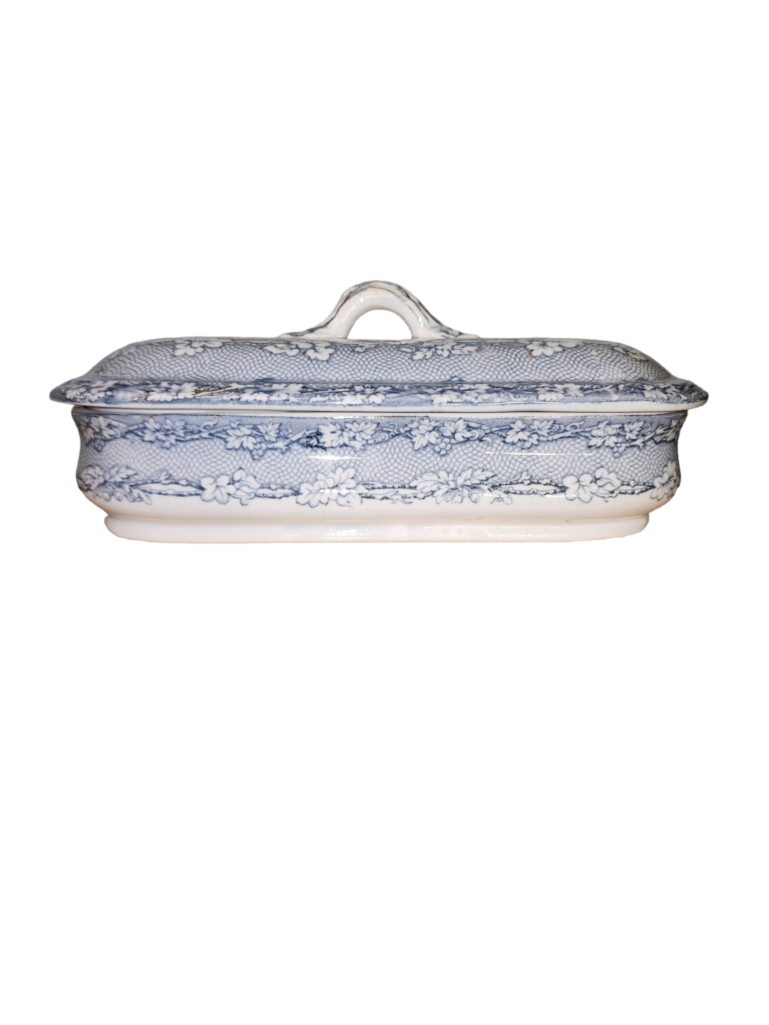 Early 19th Century Toiletries Box: Superb example of early 19th century toiletries box (often referred to as razor box, also seen as nut-meat holder, etc.), attributed to early Minton, circa 1824 to 1836 by backstamp assumption. Beauti