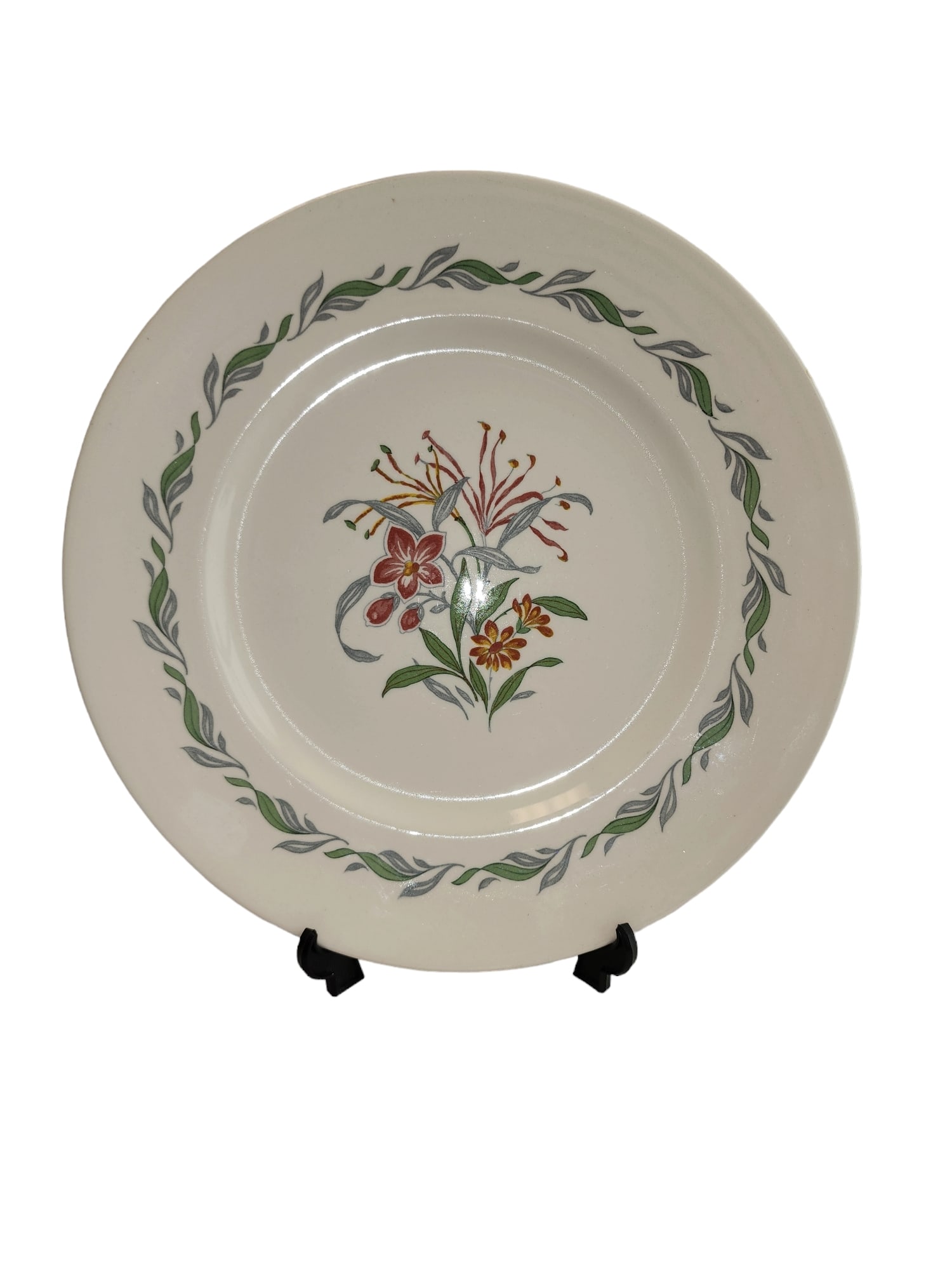 1930s Royal Doulton Fairfield Plate: Mint condition 1930s Royal Doulton dinner plate in Fairfield pattern D6339, floral motif, scroll trim, backstamps present.Dimensions are 10.5 x 10.5 x 1 inches