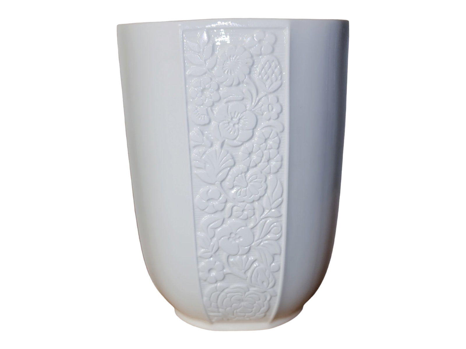 Villeroy & Boch Amabile Vase: Mint condition vintage Villeroy & Boch porcelain vase in Amabile pattern. Beautiful display vase, no chips or cracks, looks new. Backstamp present.Measures 4 x 4 x 5.5 inches