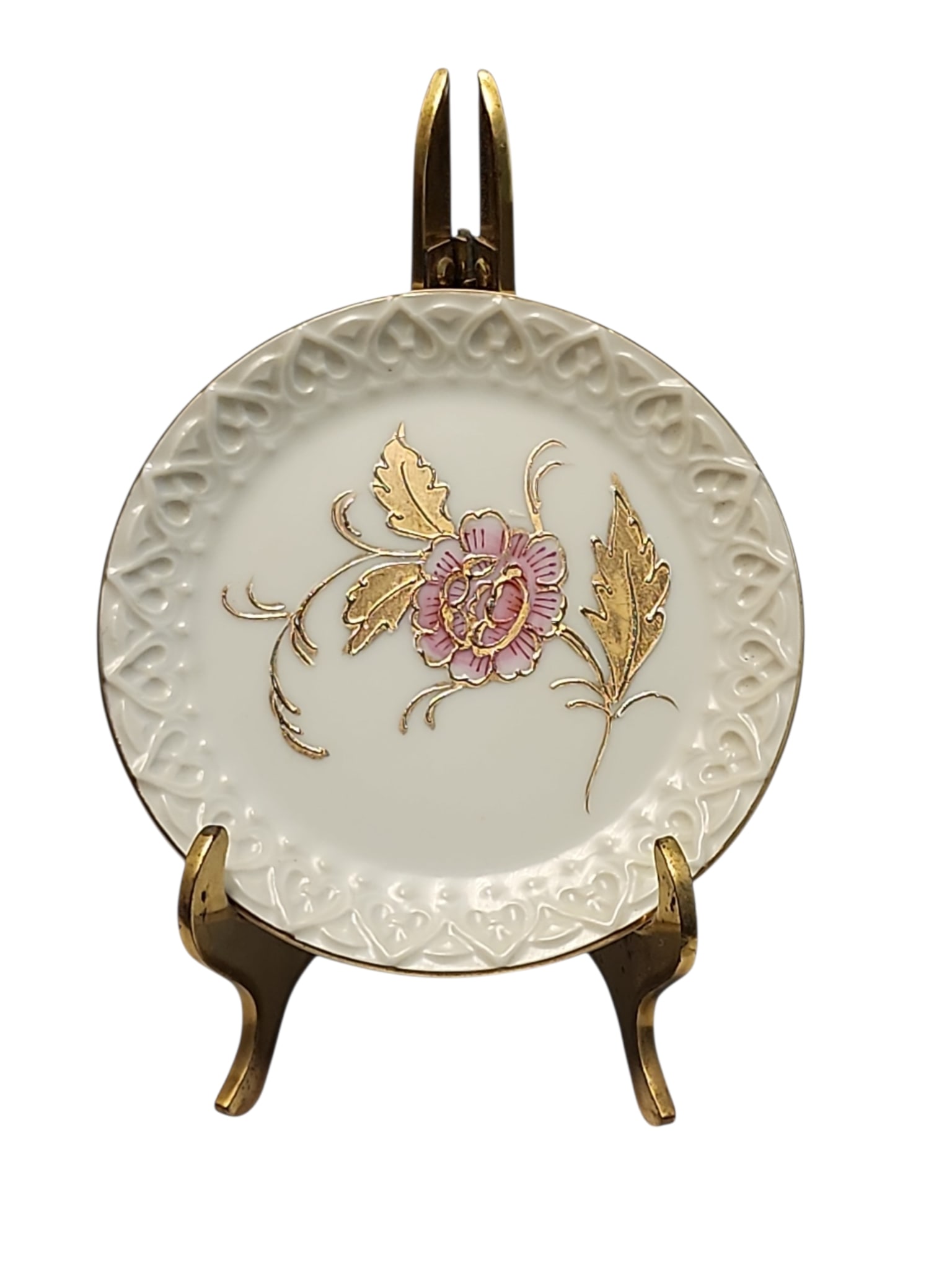 Vintage Arnart Creations Japan Gilt Rose Dish: Excellent condition mid century Arnart Creations trinket dish with raised gilt rose motif and embossed heart trim.7372 backstamp and makers mark present.Measures 3.5 x 3.5 x .25 inches