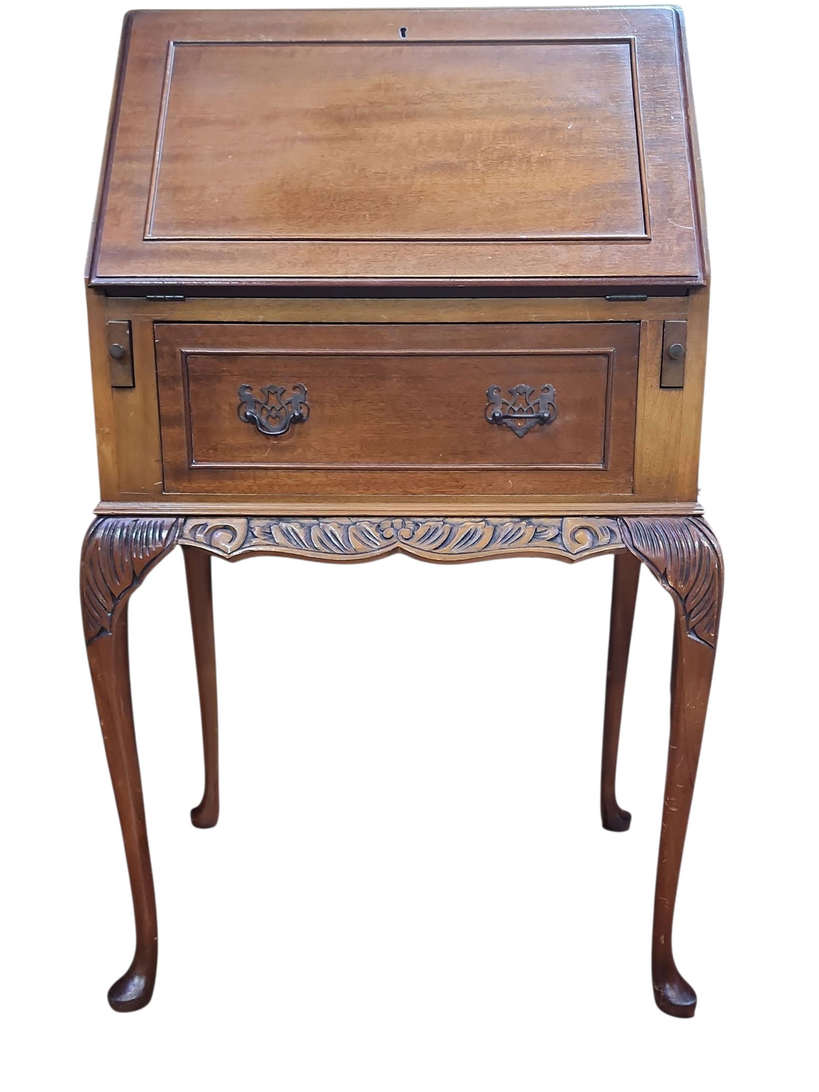1930s Edwardian Mahogany English Ladies Writing Bureau: Beautiful petite Edwardian ladies writing bureau in excellent condition. Mahogany construction on Queen Anne legs, slant drop front writing surface with red leather desktop over slide out supports and