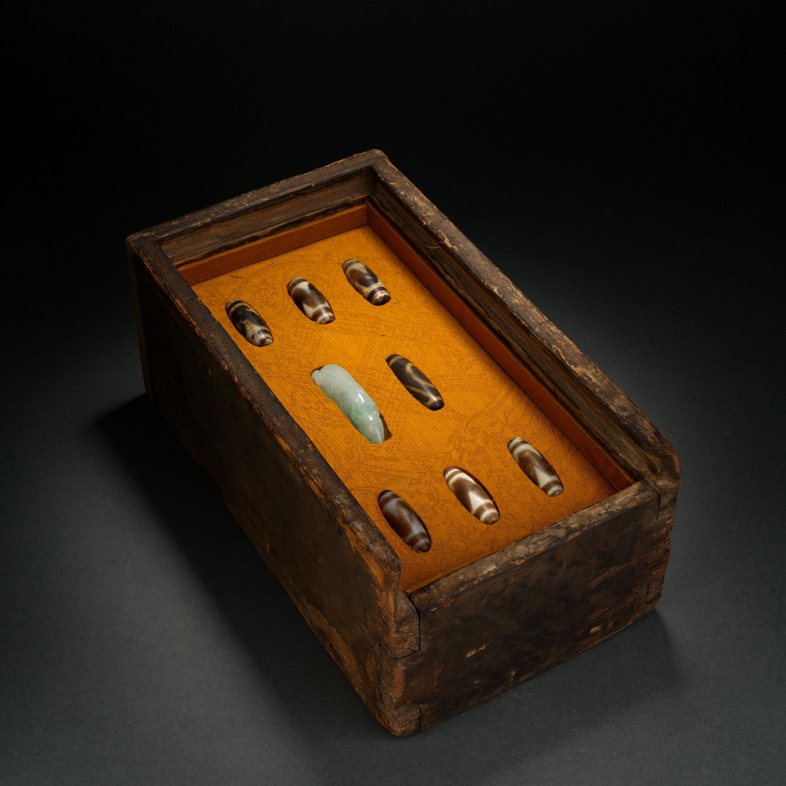 A set of emerald mouse and pure dzi bead (1 of 14)