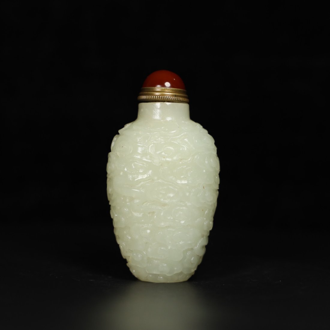 Hetian jade snuff bottle: Hetian jade snuff bottle The jade is delicate and oily, and the pulp is old-fashioned. The details are shown in the picture.