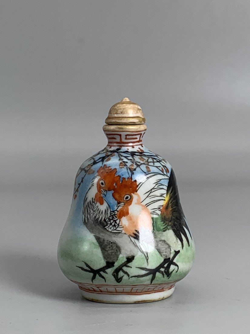 ceramic snuff bottle: Sculpted glass snuff bottle