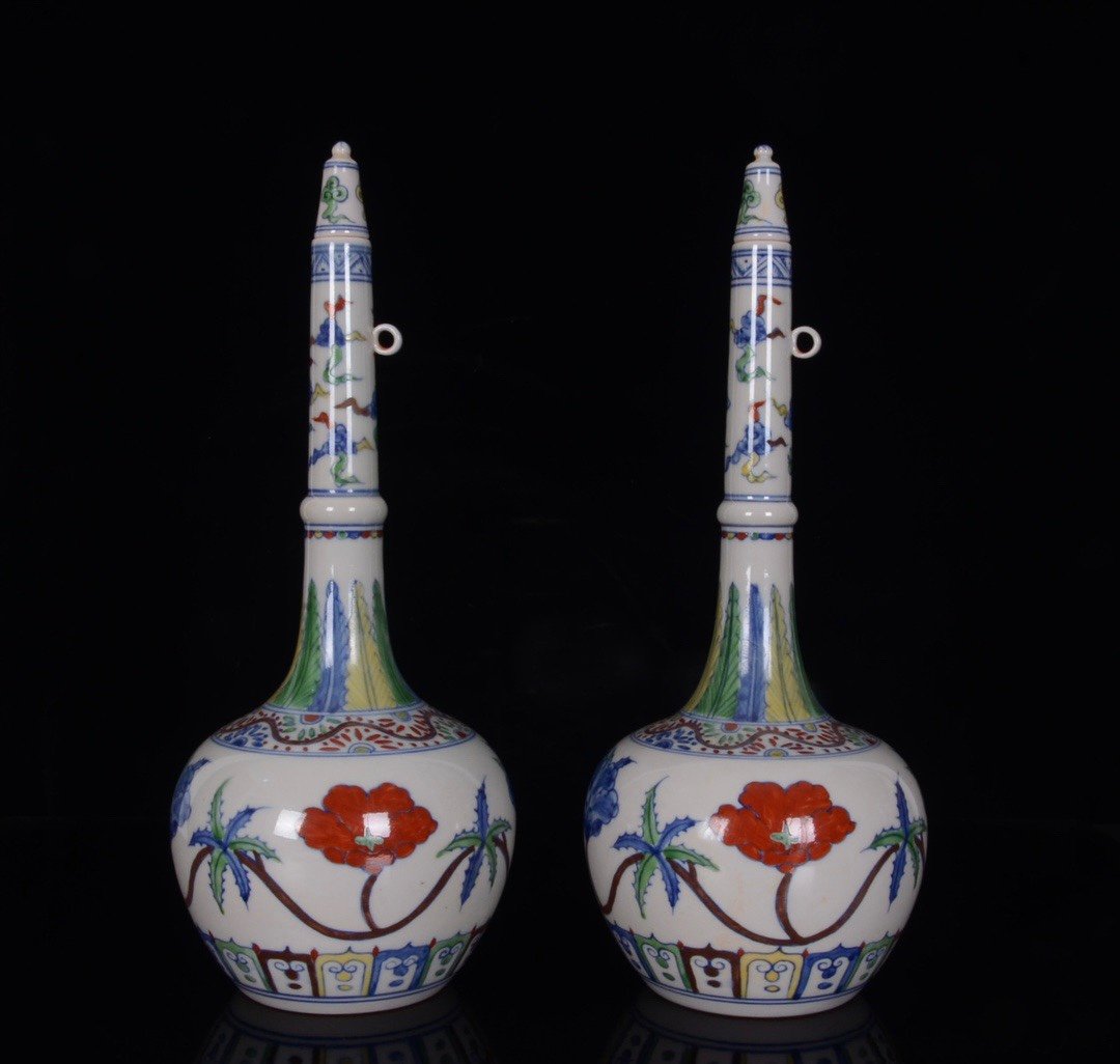 Pair of Ming Chenghua Red Tire Doucai okra pattern flasks: Pair of Ming Chenghua Red Tire Doucai okra pattern flasks