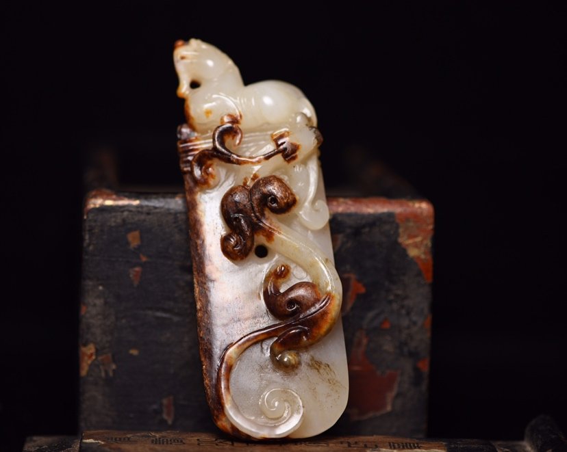 Hetian Jade Dragon: The shape is simple and majestic, the jade quality is super delicate, the patina is extremely mellow, and the peak beauty is so natural that it penetrates into the bone! A long and beautiful record of