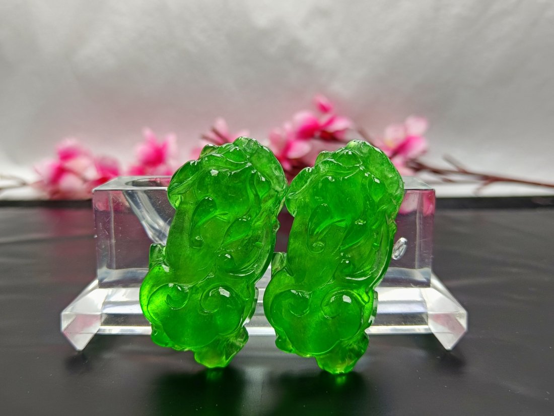 A pair of top-quality dragon stone emperor green jadeite Pixiu (1 of 6)