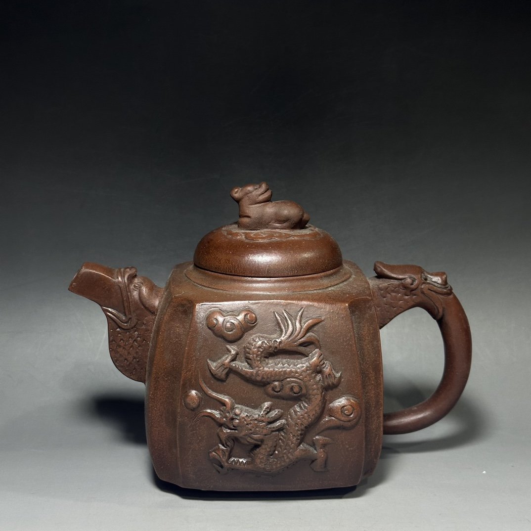 boutique collection of purple clay teapots: Zisha teapot is a traditional Chinese teapot, which is said to have originated from the Song Dynasty to the Zhengde reign of Emperor Wuzong of the Ming Dynasty. The material for making Zisha teapots i