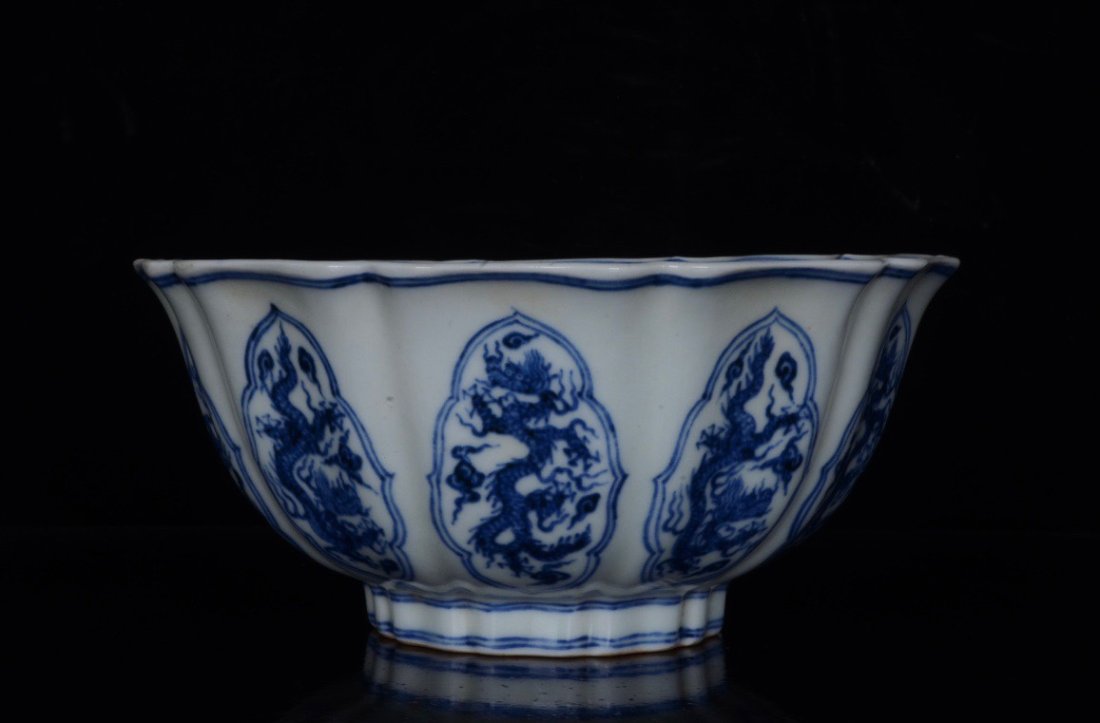 Ming blue and white dragon scraping bowl: Ming blue and white dragon scraping bowl High 8.5CM wide 19cm Freight: 1.Free shipping within the Japan 2.International Freight: Foreign shipping charges are determined by destination. 3.All itmes are