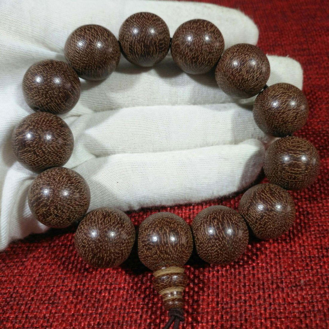 13 Nepalese Buddha Bead Bracelets: [Bodhi wood] round and round. Bodhi wood is a Buddhist object, which means auspiciousness. It is said that the Buddha became a Buddha under the Bodhi tree. High 1.6CM wide 1.6cm weight: 51g Freight: 1