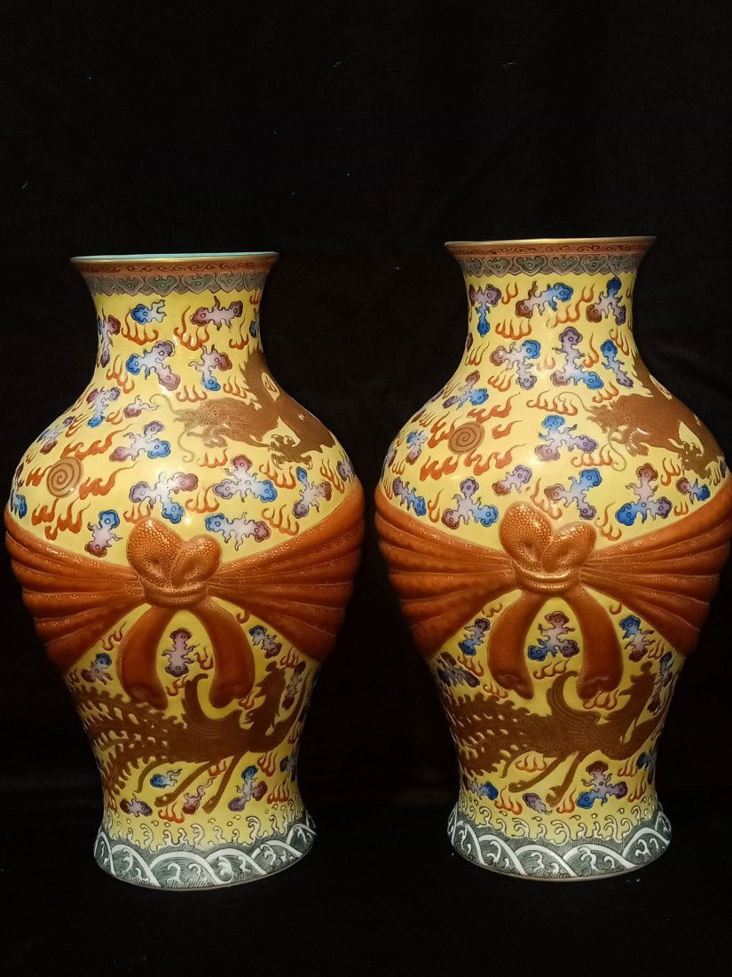 Qing Yongzheng yellow ground powder enamel red glaze vase with gold dragon and phoenix patterns: Qing Yongzheng yellow ground powder enamel red glaze vase with gold dragon and phoenix patterns High 28CM wide 18cm Freight: 1.International Freight: Foreign shipping charges are determined by destina