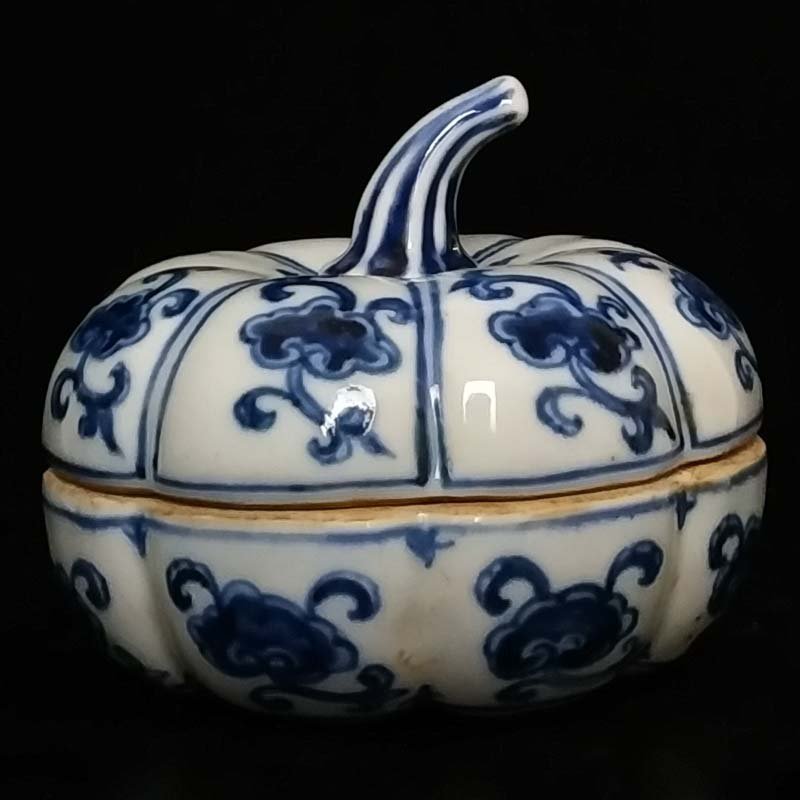 Blue and white hand-painted floral pattern pumpkin powder box: Blue and white hand-painted floral pattern pumpkin powder box. High 10CM wide 10cm Freight: 1.International Freight: Foreign shipping charges are determined by destination. 2.Photos, descriptions and 