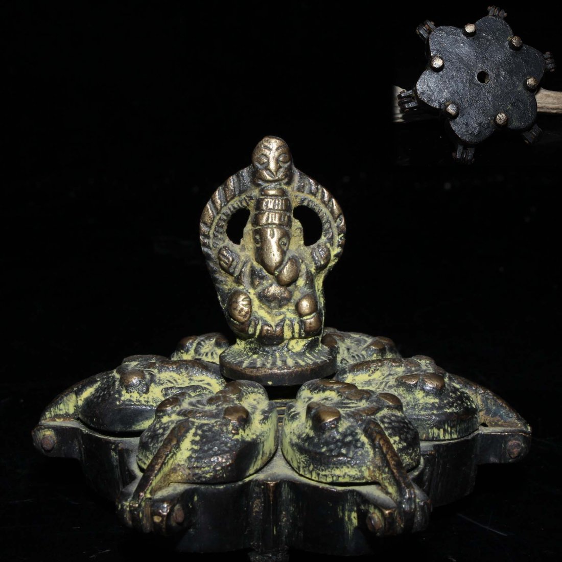 Tibetan Buddhist Nepal pure copper bronze oil painting box: Tibetan Buddhist Nepal pure copper bronze oil painting box High 8.5CM wide 8.5cm long 7cm weight:250g Freight: 1.International Freight: Foreign shipping charges are determined by destination. 2.Photos