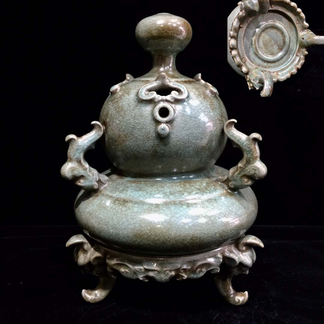 Song Ru Porcelain Furnace: Song Ru Porcelain Furnace. High 27CM wide 18cm Freight: 1.International Freight: Foreign shipping charges are determined by destination. 2.Photos, descriptions and valuations have been meticulously pr