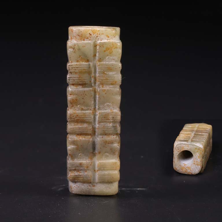 Liangzhu Culture Le Zi: Liangzhu Culture Le Zi. High 1.6CM wide 5.2cm weight: 31g Freight: 1.International Freight: Foreign shipping charges are determined by destination. 2.Photos, descriptions and valuations have been meti