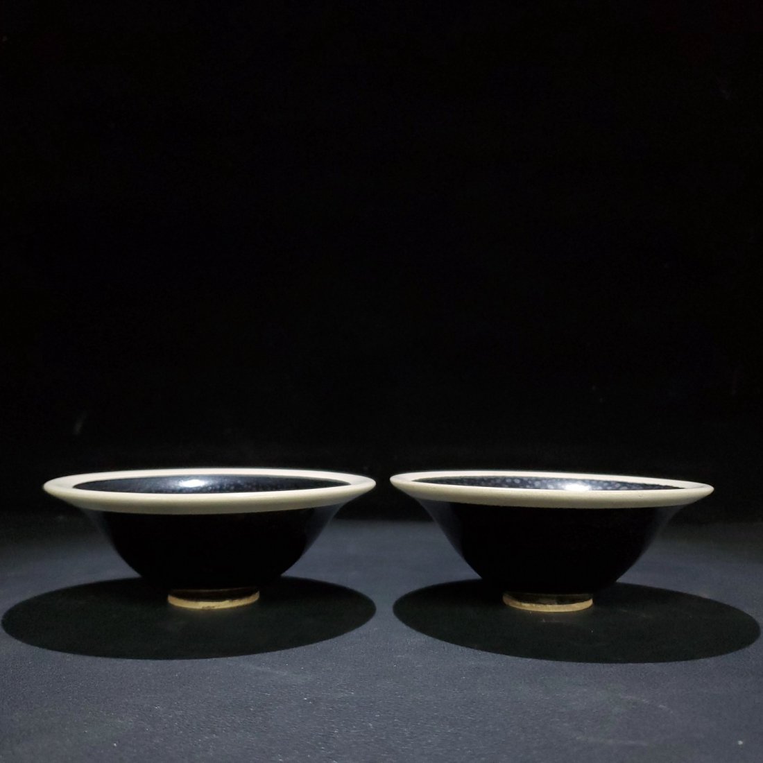 Jianyao obsidian changing oil dripping white side cup: Jianyao obsidian changing oil dripping white side cup High 4.5CM wide 11.8cm weight: g Freight: 1.International Freight: Foreign shipping charges are determined by destination. 2.Photos, descriptions 