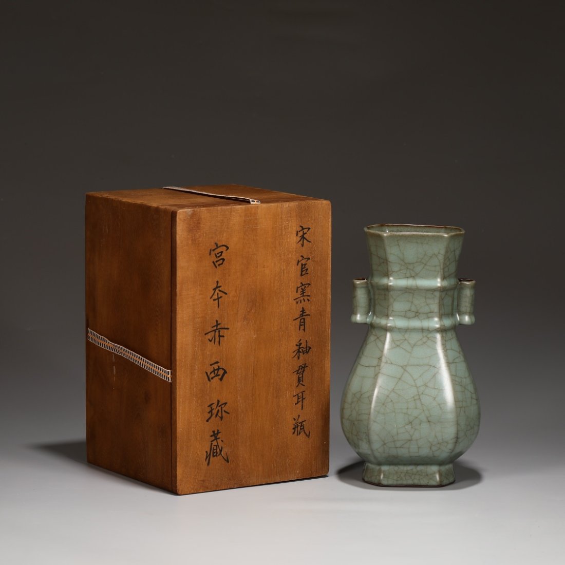 Southern Song Dynasty official kiln green glaze pierced ear vase: Southern Song Dynasty official kiln green glaze pierced ear vase. High 25.5CM wide 10cm Freight: 1.International Freight: Foreign shipping charges are determined by destination. 2.Photos, descriptions