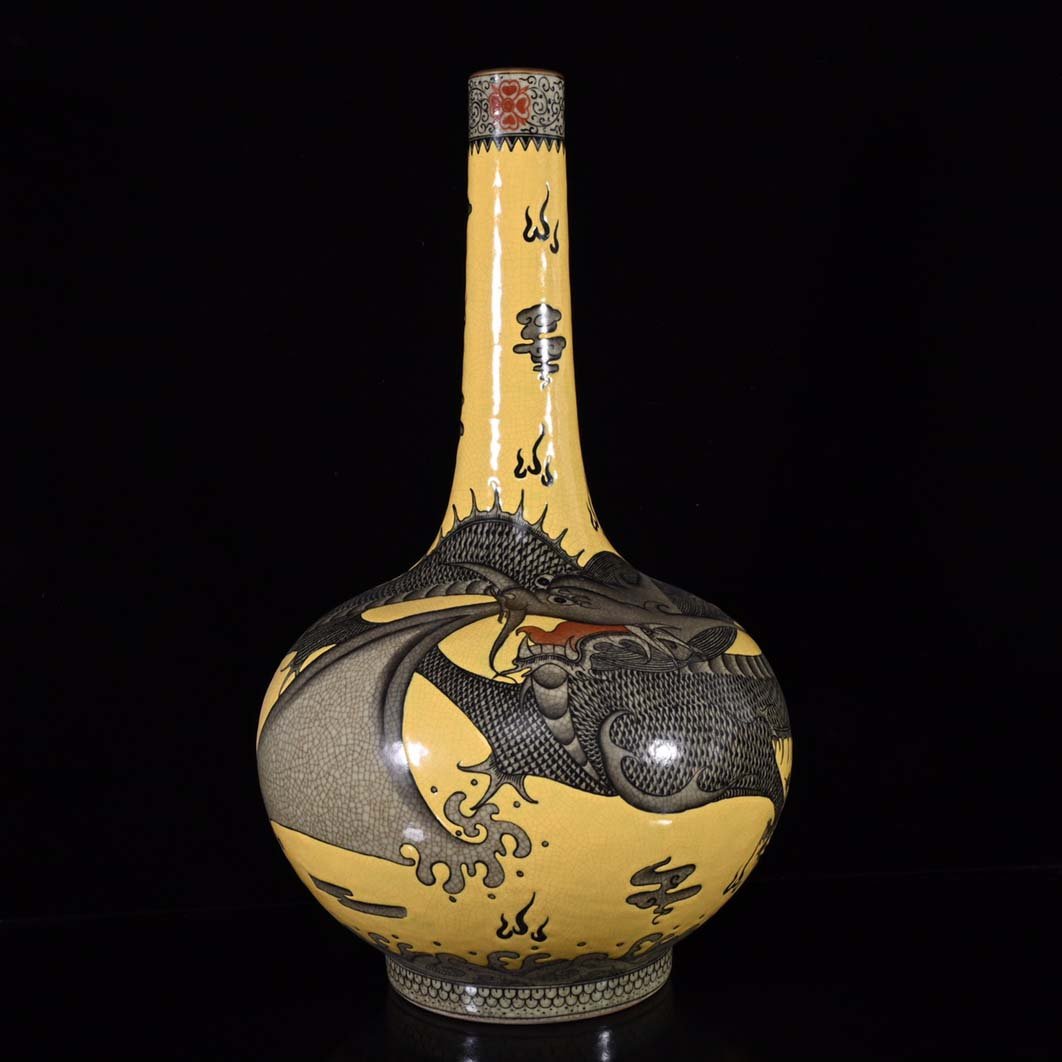 Qing Dynasty Qianlong Ink and Color Dragon Pattern Gallbladder Bottle (1 of 9)