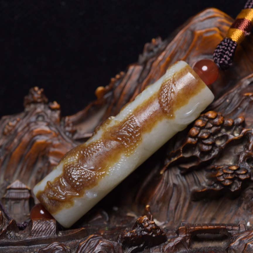 Hetian jade: Hetian jade The jade is delicate and moist, exquisite and generous in shape, exquisite in carving, simple and natural in coating, has important historical and cultural connotations, and is highly coll